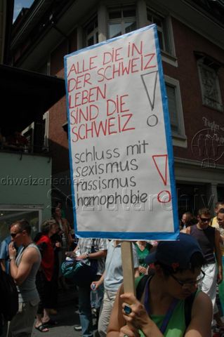 Gesamtschweizerische Lesbian&Gay Pride 2005: "Sowieso" (18.06.2005, Luzern) – "Alle, die in der Schweiz leben, sind die Schweiz! Schluss mit Sexismus - Rassismus - Homophobie!"