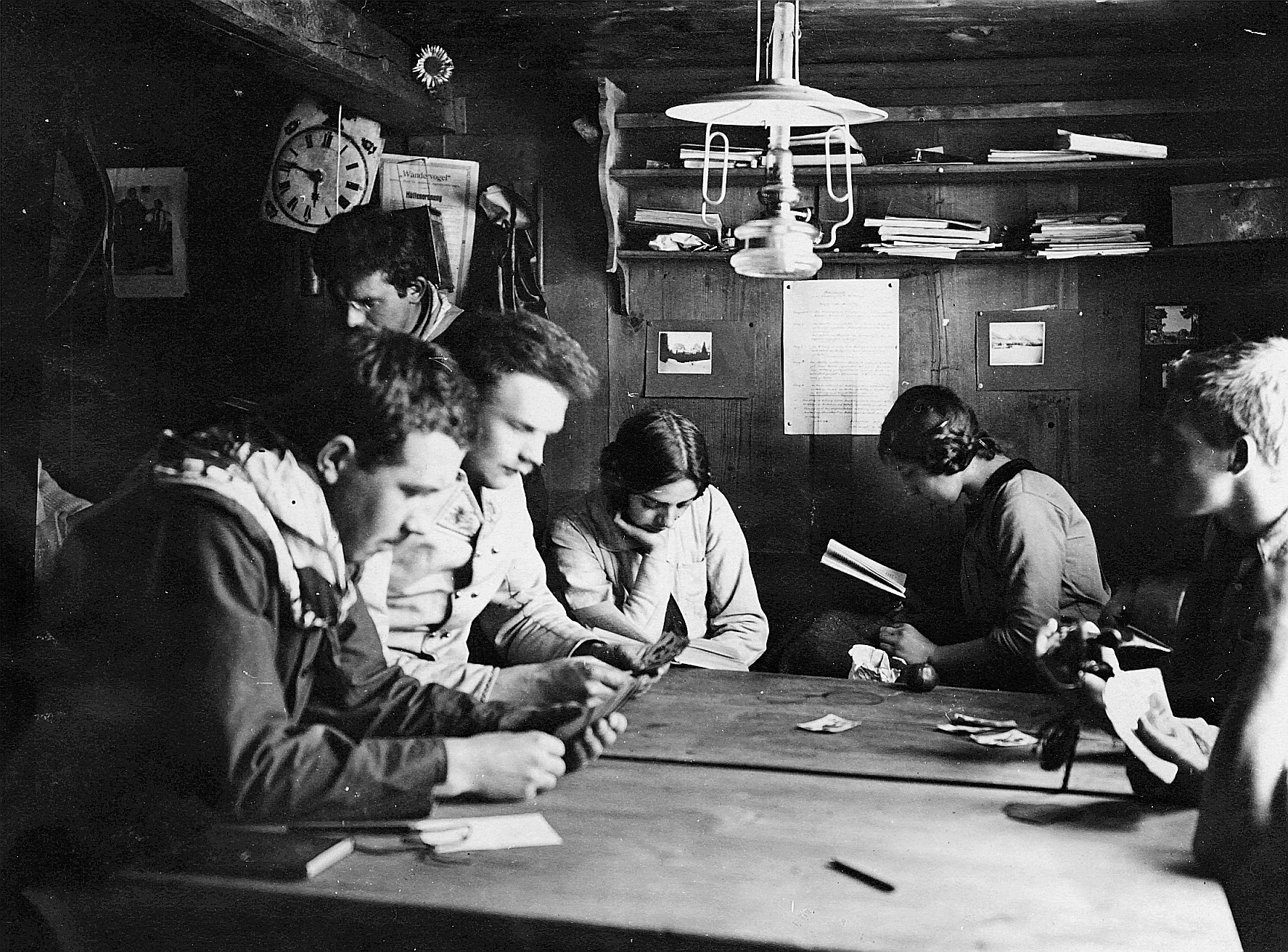 Winkelweid bei Wildhaus (Golzern, Maderanertal) - Wandervögel spielen mit Spielkarten - Petroleumlampe (Weihnachten 1913)