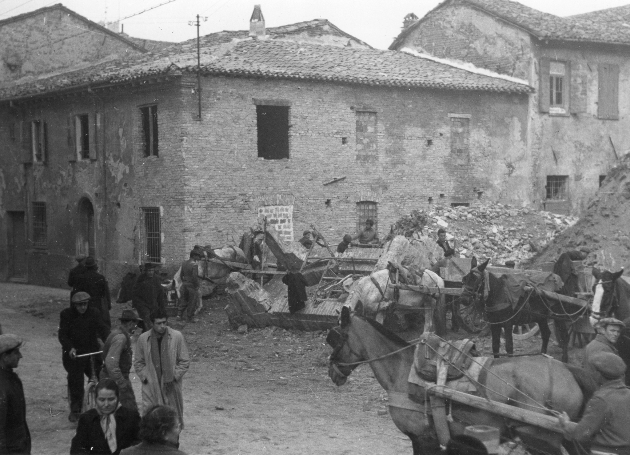 Italienreise 1945/1946 durch Torino, Milano, Arese und Cresseglio; vermutlich Aufräumarbeiten nach einem Bombenschlag