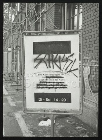 Rote Fabrik, vor der Shedhalle, Schild "SCHEISSE, eine Künstlergruppe nutzt..."