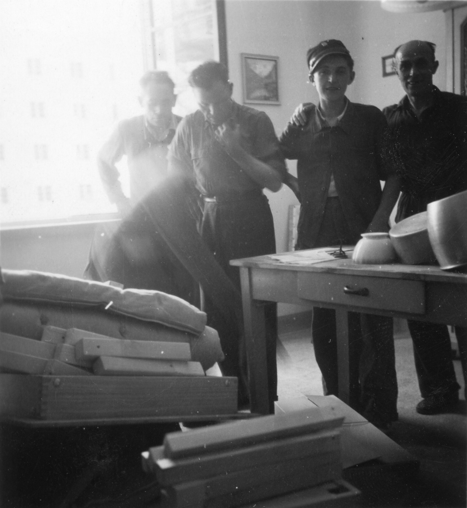 "Milano, Sommer 1946. AERMO-Möbelverteilung und Innenaufnahmen. Die Neubauten sind in aller Eile aufgebaute Mietskasernen (Case Popolari) für Ausgebombte."; Männer freuen sich über die geschenkten Möbel