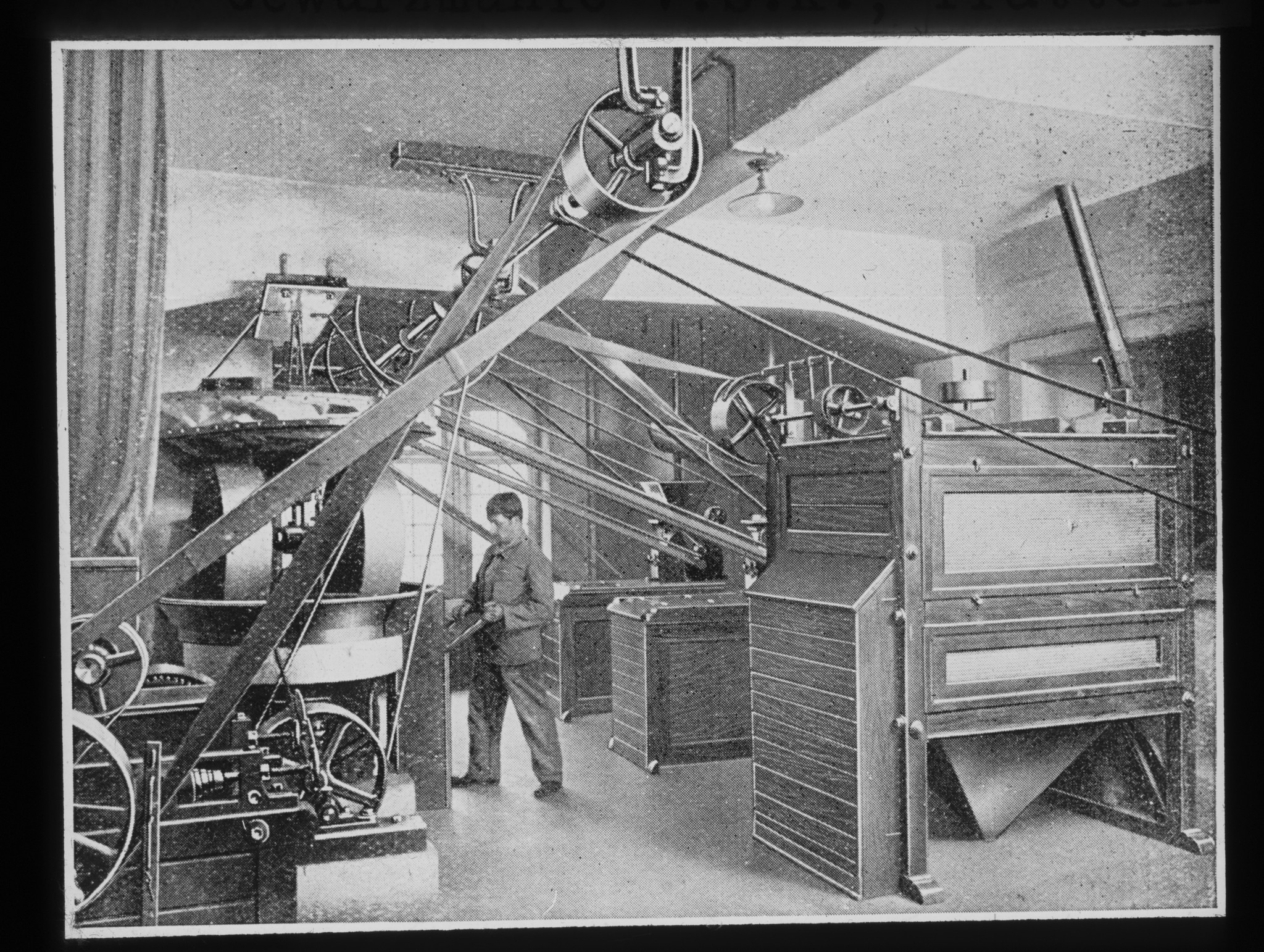 Dia: Arbeiter beim Bedienen einer Maschine der Gewürzmühle des V.S.K. (Verband schweizerischer Konsumvereine) in Pratteln.