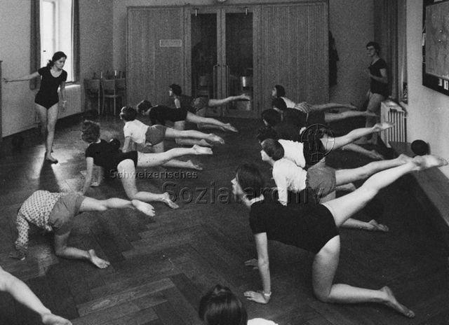 Turnen - Kinder bei einer Beweglichkeitsübung; um 1970