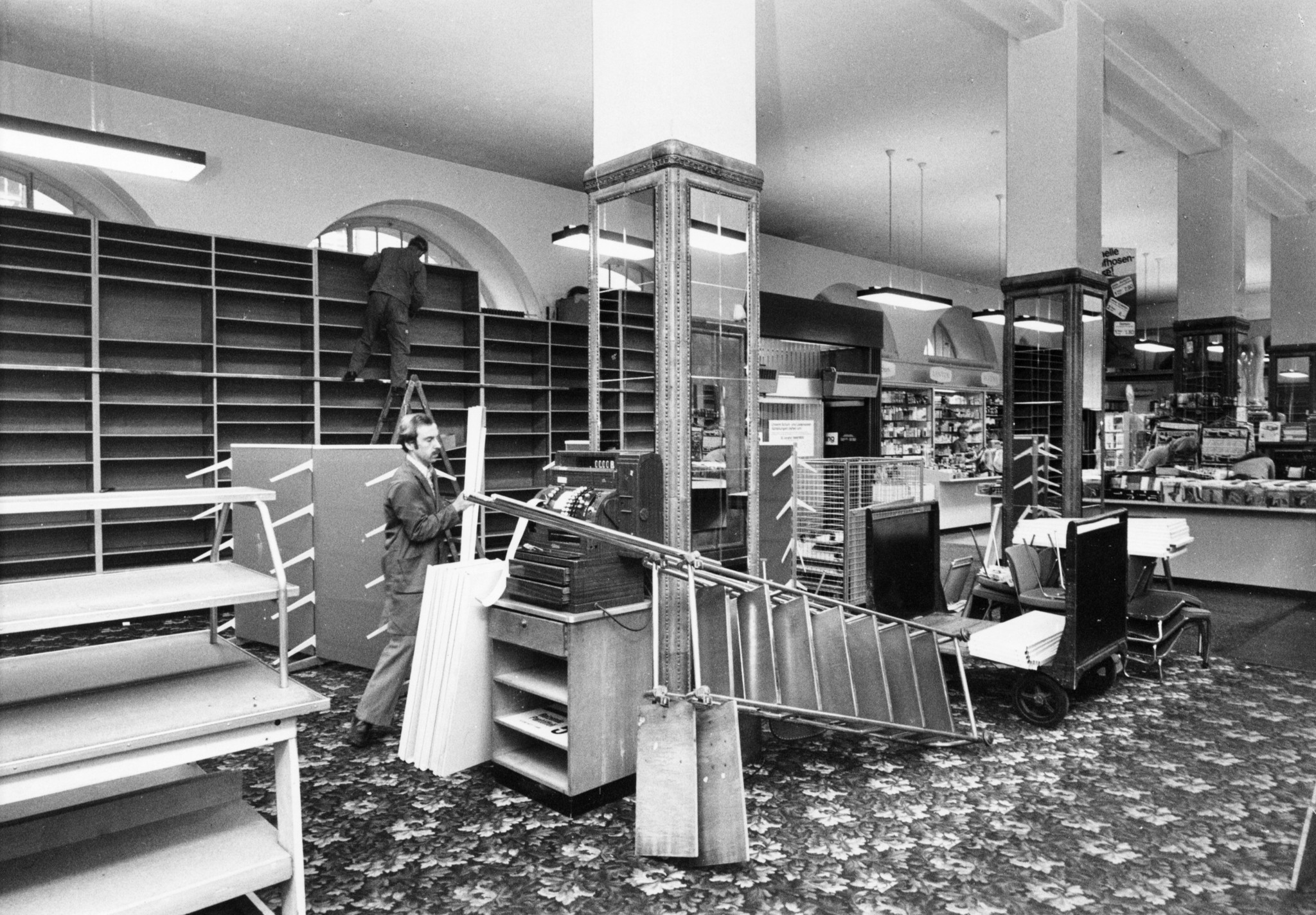Männer beim Umbau / bei der Einrichtung der Verkaufsflächen im Warenhaus St. Annahof in Zürich