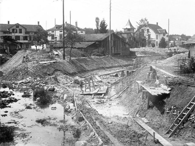 Korrektion Wildbach, links Druckerei der Lokalzeitung "Der Freisinnige" Zürcherstrasse 9 und rechts Zürcherstrasse 12 (Photohaus Wiesendanger), 1921/1922, Wetzikon