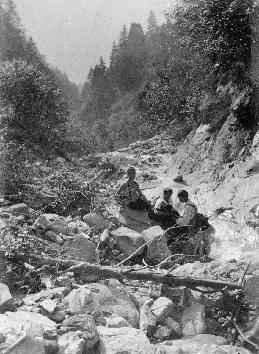 Transer Tobel! - Wandervögel sitzen auf Gestein, am Ufer eines Bachs (1920)