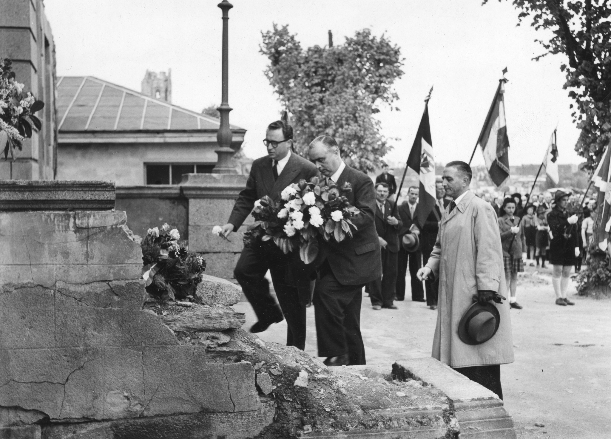 Bürgermeister Carl Jakob Burckhardt vor einem Denkmal einen Blumenstrauss niederlegend