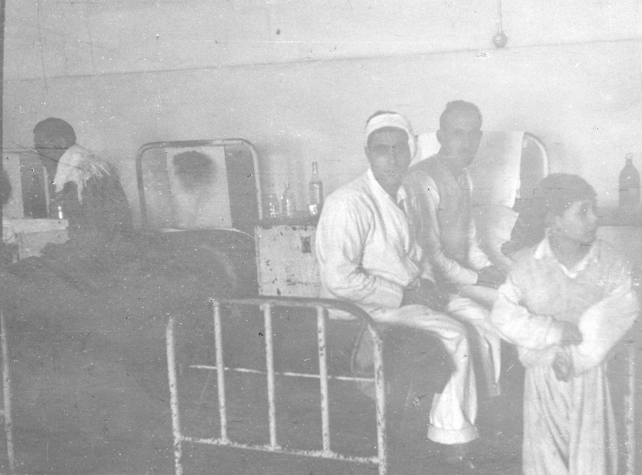 "Italienreise, Oktober 1946. Neapel. In einem überfüllten Spital."; Kranke und Verletze sitzen auf ihren Betten