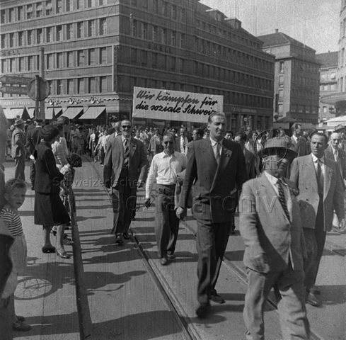 1. Mai, Umzug, Transparent "Wir kämpfen für die soziale Schweiz", Zürich, um 1960