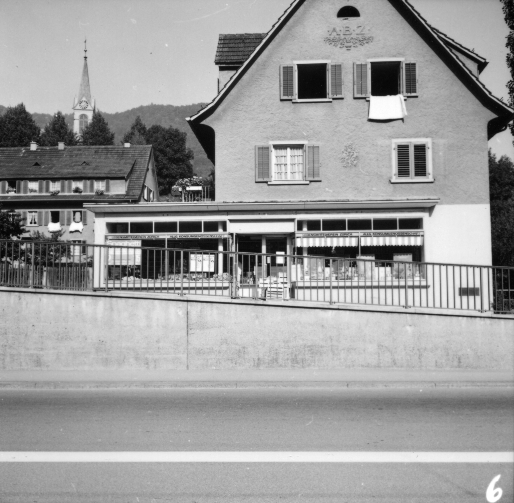 Laden des Lebensmittelvereins Zürich an der Schulhausstrasse 22 in Meilen: Aussenansicht