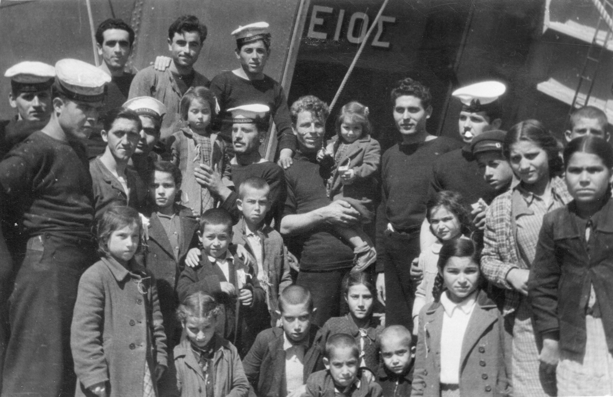 "Des marins transportent des enfants de la Grèce du Nord pour les sauver de l'enlèvement des Andartès [Griechisch: Partisans/Partisanen]." Während des Griechischen Bürgerkrieges
