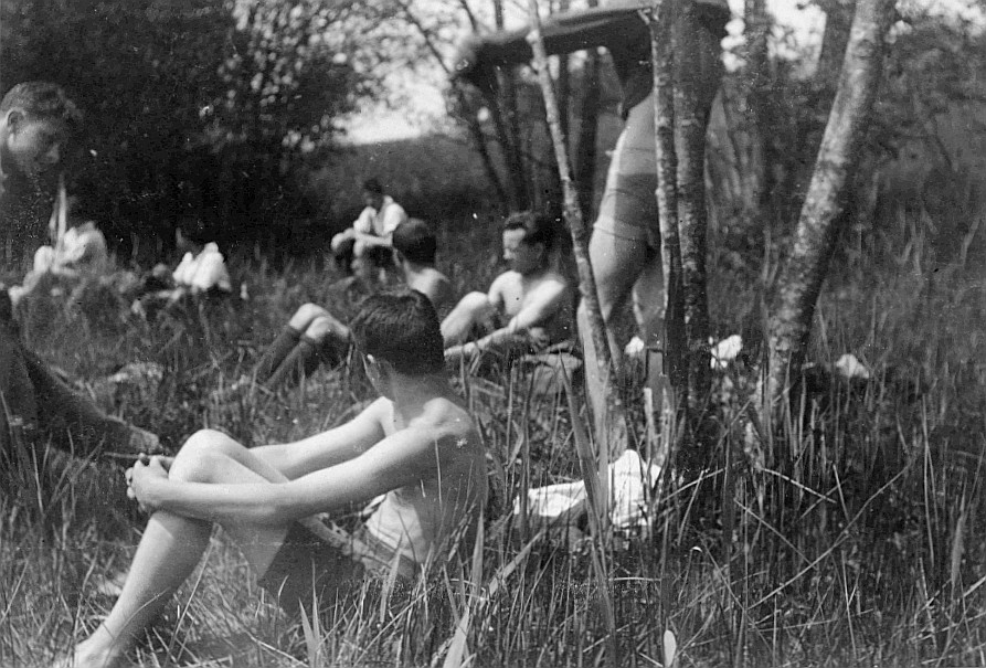 Wandervogel-Landsgemeinde in Hüttwilen - Wandervögel mit nacktem Oberkörper sitzen auf der Wiese (1921)