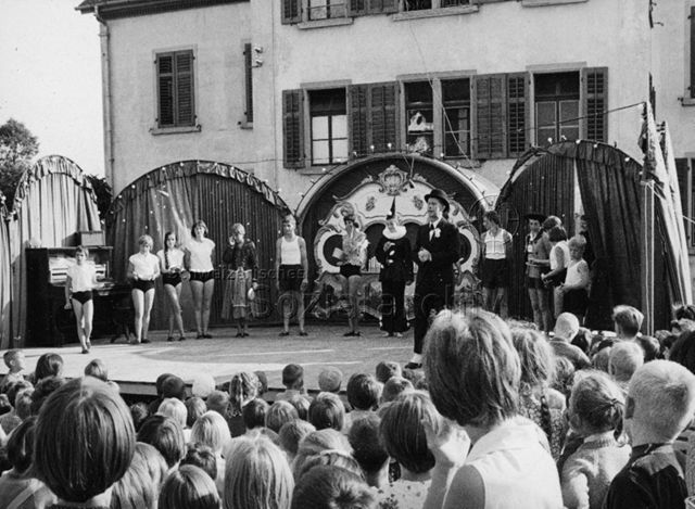 Kinderzirkus Robinson, Buchegg, Zürich - Kinder und Jugendliche auf der Bühne; 1961