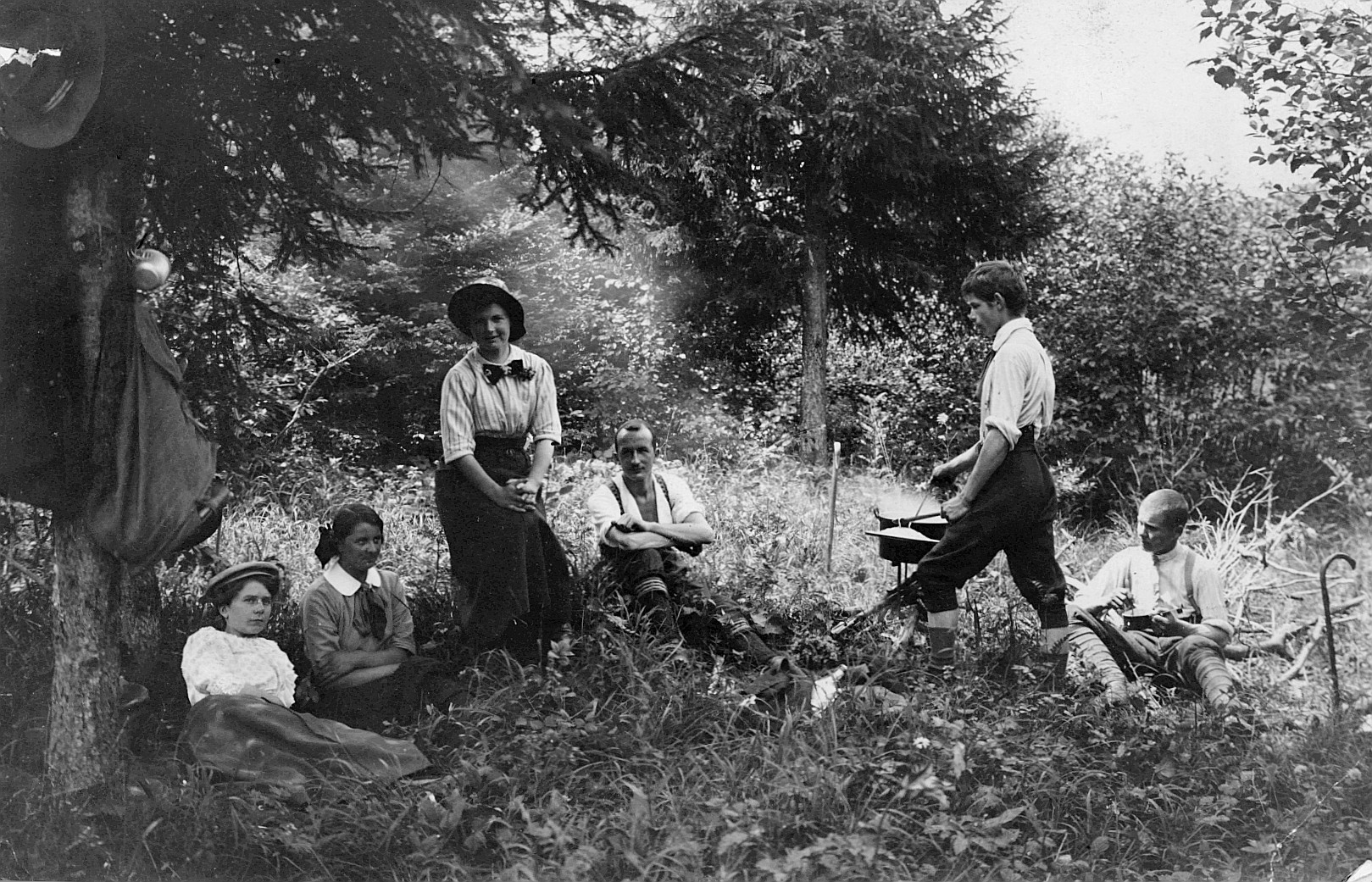 Wandervögel der Ortsgruppe Luzern - Wandervögel sitzen bei einer Lichtung und kochen im Freien (Sommer 1913)