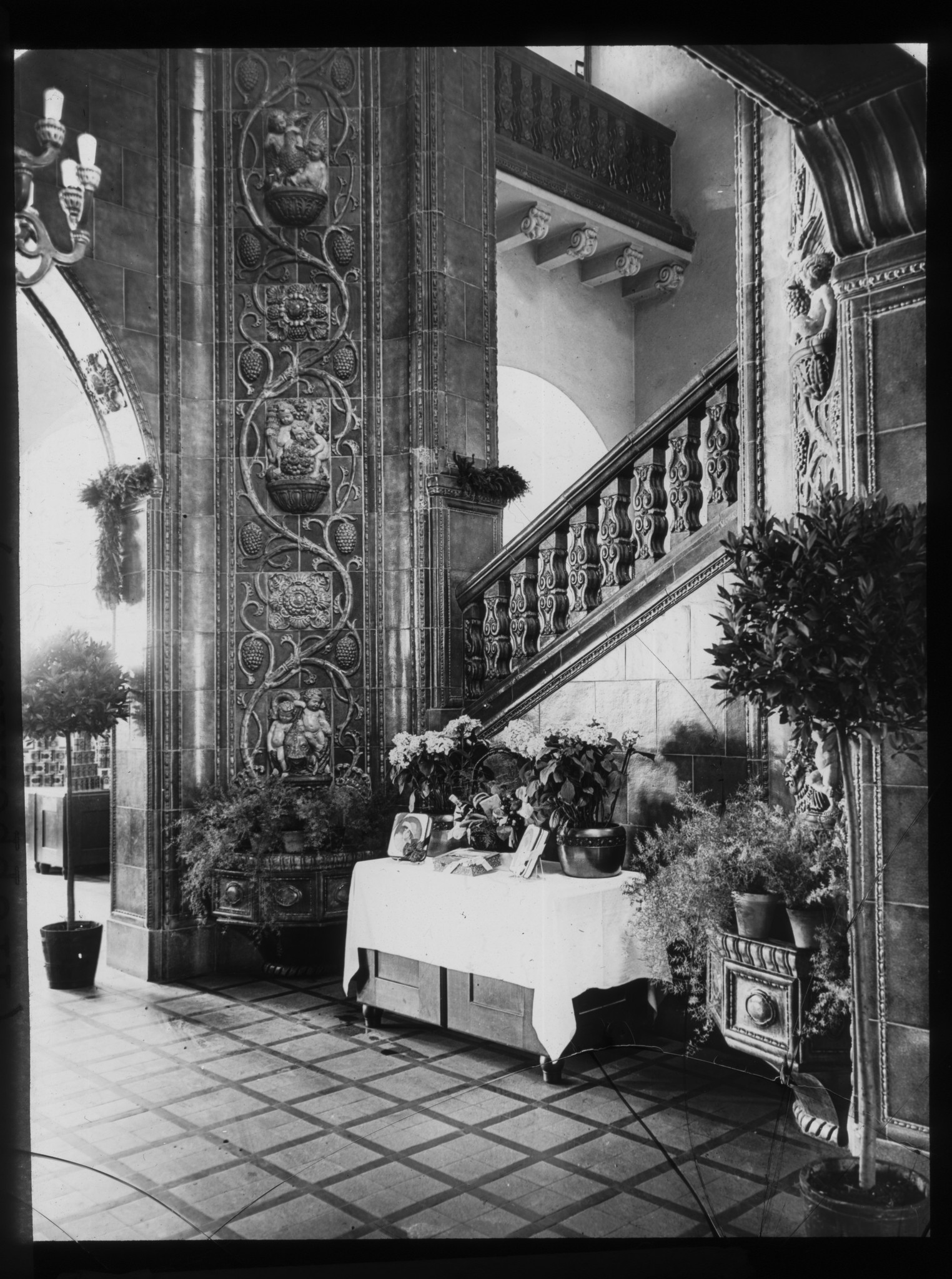 Dia: Treppenhaus der Lebensmittelhalle des LVZ im St. Annahof.