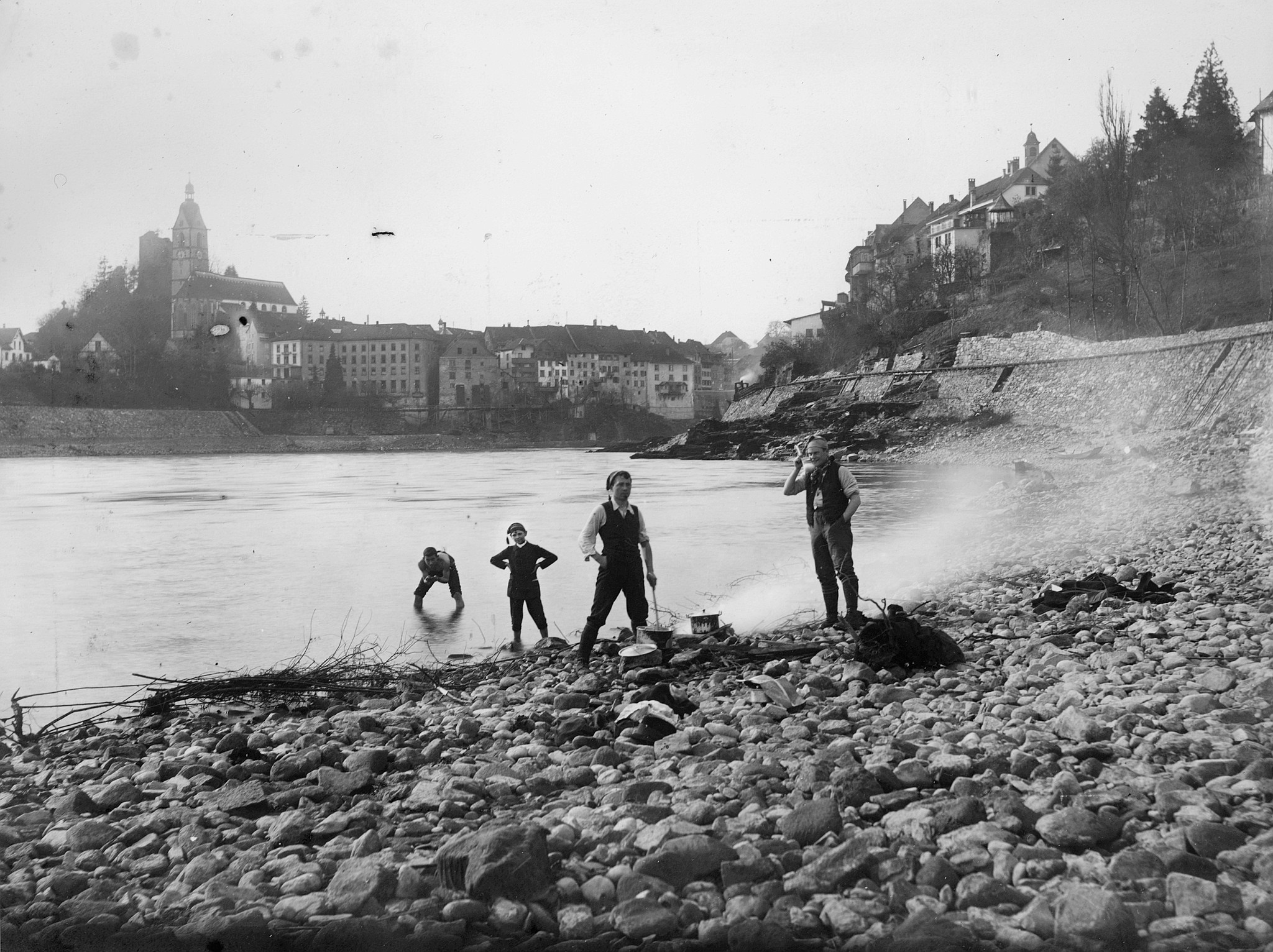 Wandervögel der Ortsgruppe Aarau-Stadt - "Drecktour nach Laufenburg": Vier Wandervögel am Ufer des Rheins (einer im Rhein stehend),