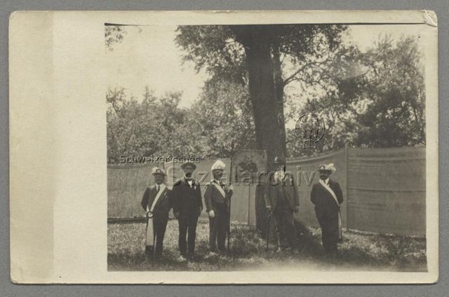 Sängerverein "Liedertafel St. Gallen", Repräsentanten mit Vereinsfahne, um 1910