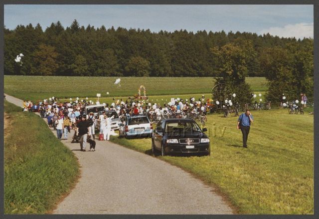 Aktion der HAZ: "Rainbow-Wolke of Love" im Vorfeld der kantonalen Abstimmung zum Partnerschaftsgesetz (08.09.2002)<br>