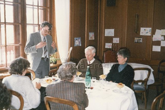 Vorstandssitzung im Chesa Spuondas - Mann spricht zu vier am Tisch sitzenden Personen; 1988