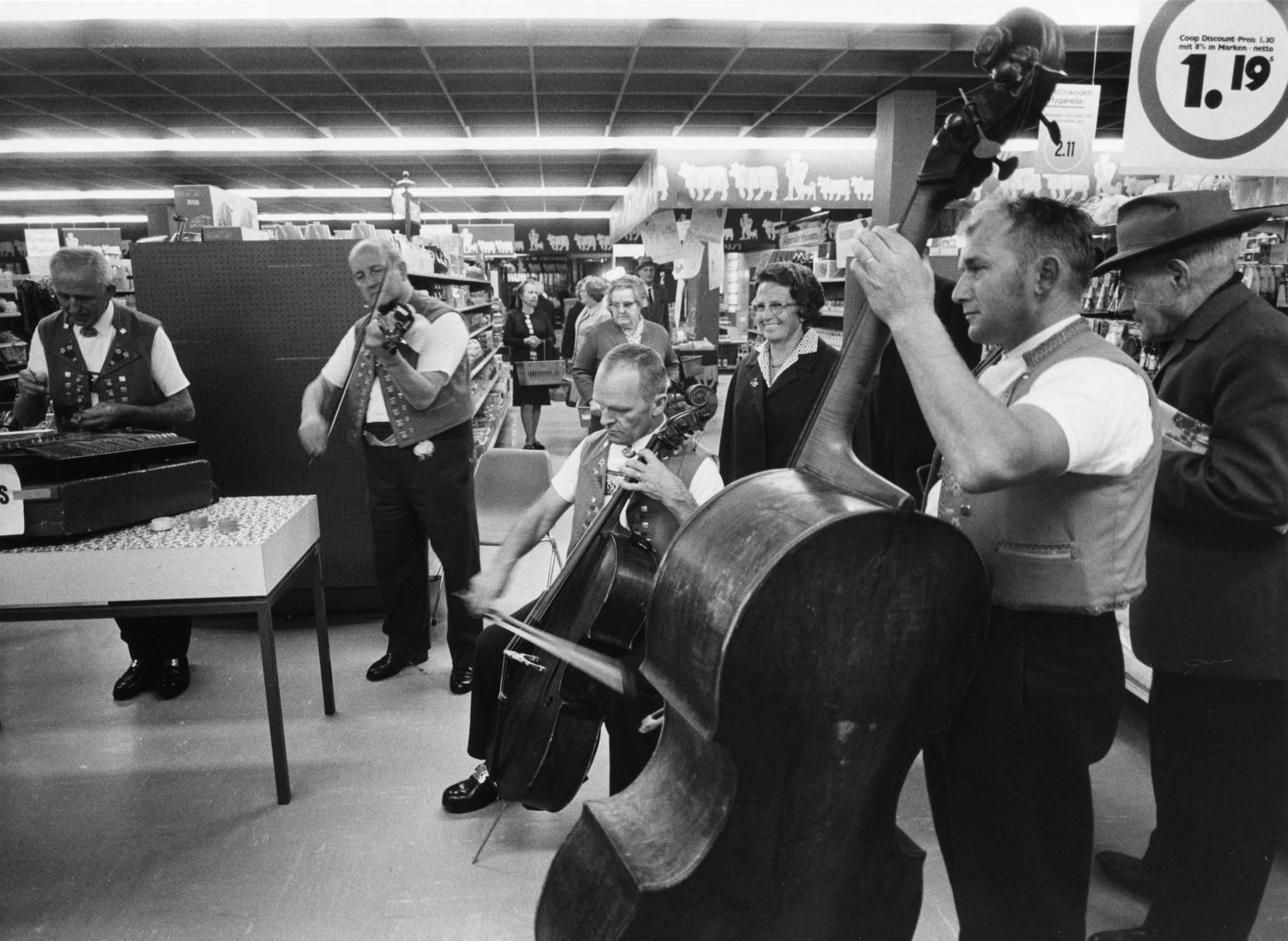 Appenzeller-Wochen in einem Supermarkt: Musik-Kapelle beim Spielen, Kunden