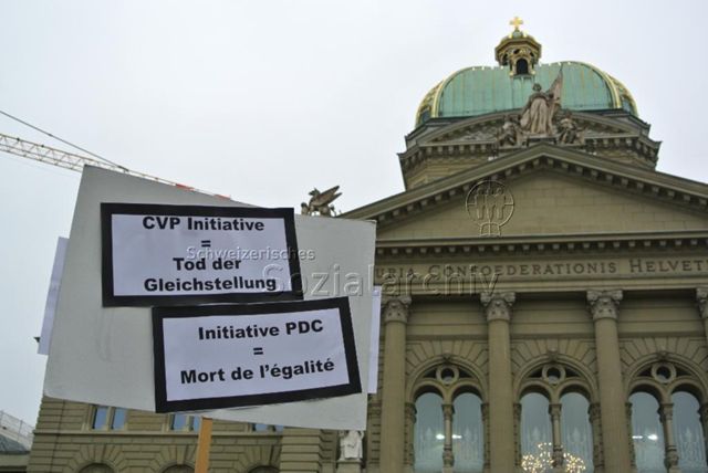 Kundgebung in Bern gegen die Familieninitiative der CVP (16.11.2013, Bern) – "CVP Initiative = Tod der Gleichstellung / Initiative PDC = Mort de l'égalité", Bundeshaus