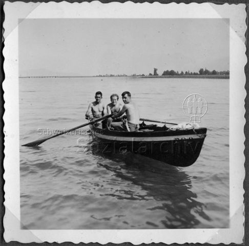 Album Alfred Brauchli, Teil 1/3: 699 Tage Aktivdienst 1939-1945 als Sanitätssoldat bei der Sanitätskompanie I/​7, Thurgau: - Alfred Brauchli (Mitte), mit dem Ruderboot auf einem See