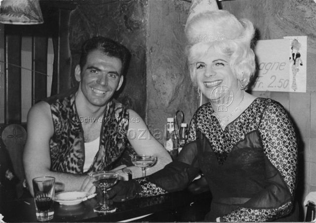 Werner Dietrich als Transvestit (rechts) an Fasnacht im Barfüsser - um 1960
