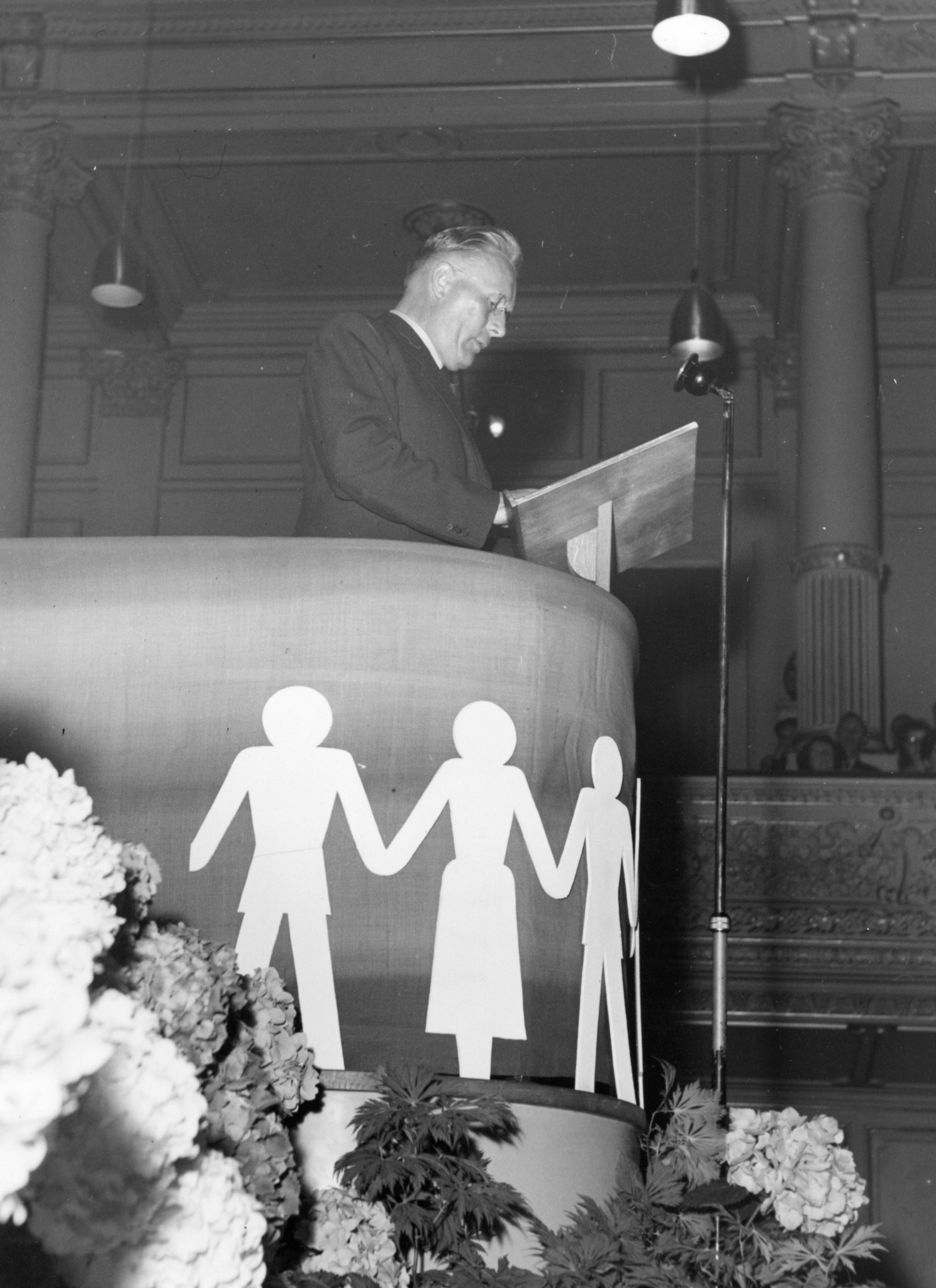 Jubiläum 100 Jahre Genossenschaftsbewegung in der Tonhalle Zürich, 1944 (anlässlich der Gründung der ersten modernen Genossenschaft 1844 in Rochdale, Nordengland): Redner