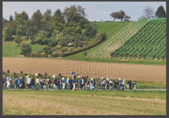 Aktion der HAZ: "Rainbow-Wolke of Love" im Vorfeld der kantonalen Abstimmung zum Partnerschaftsgesetz (08.09.2002) – Marsch<br>