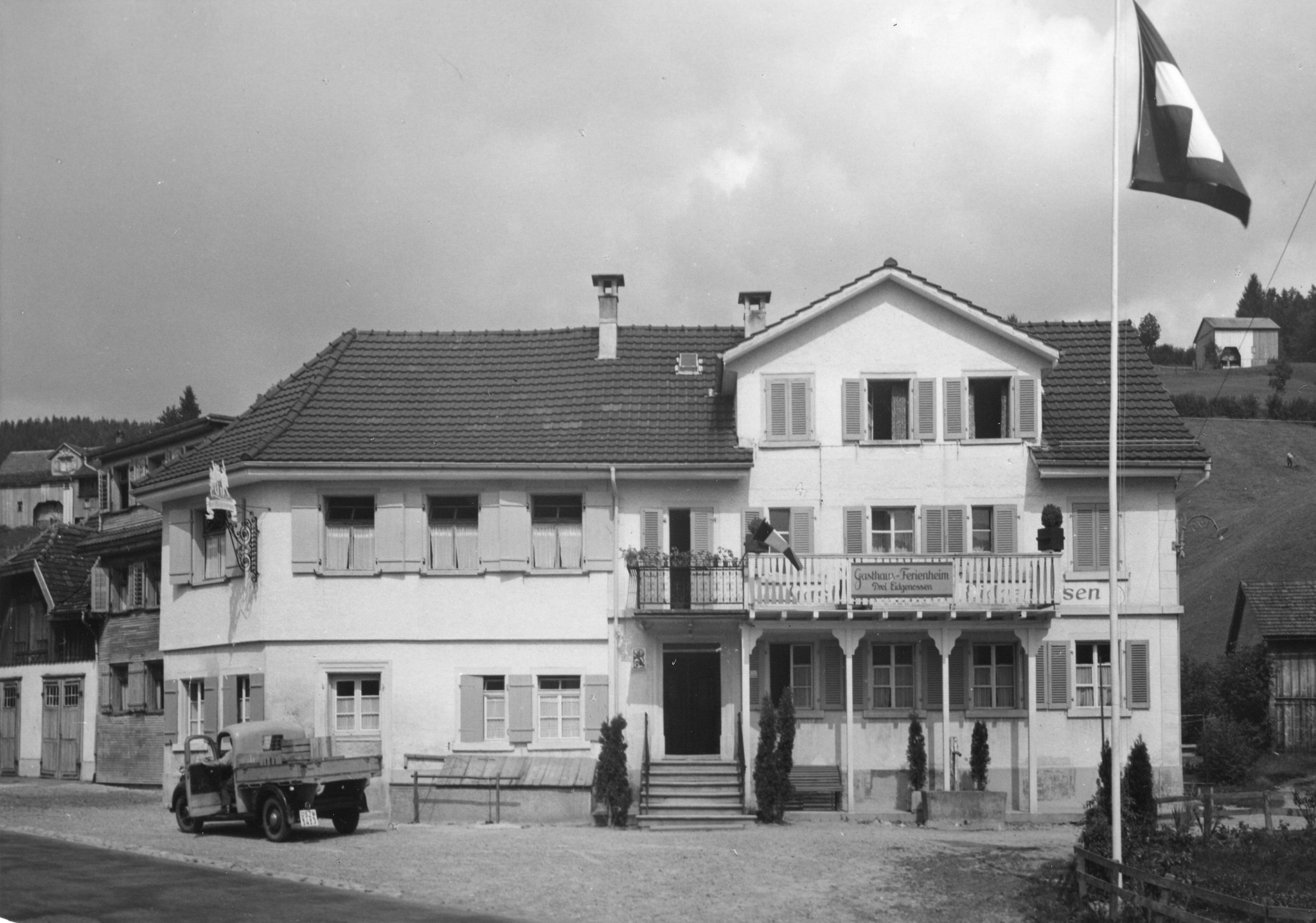"Drei Eidgenossen", Wattwil. Belgierkolonie, Sommer 1950"; Ferienhaus in der Frontansicht