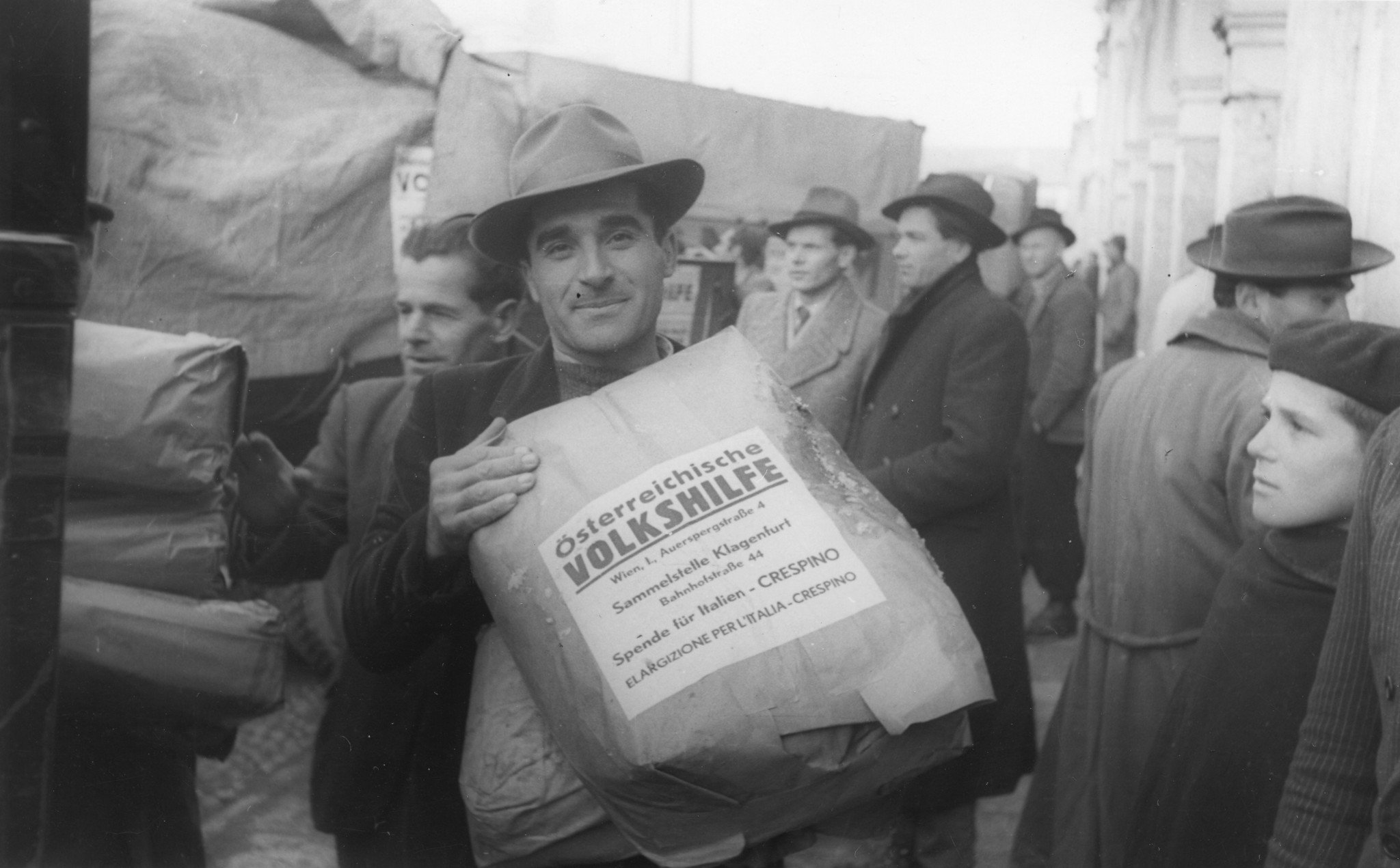 "Aktion für Crespino/Italien, Hochwasserkatastrophe"; Männer laden Spendeware von der Österreichischen Volkshilfe ab