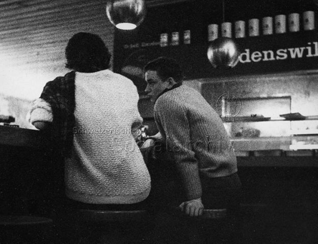 Wädenswil (?) - Zwei Jugendliche sitzen an einer Bar; um 1975