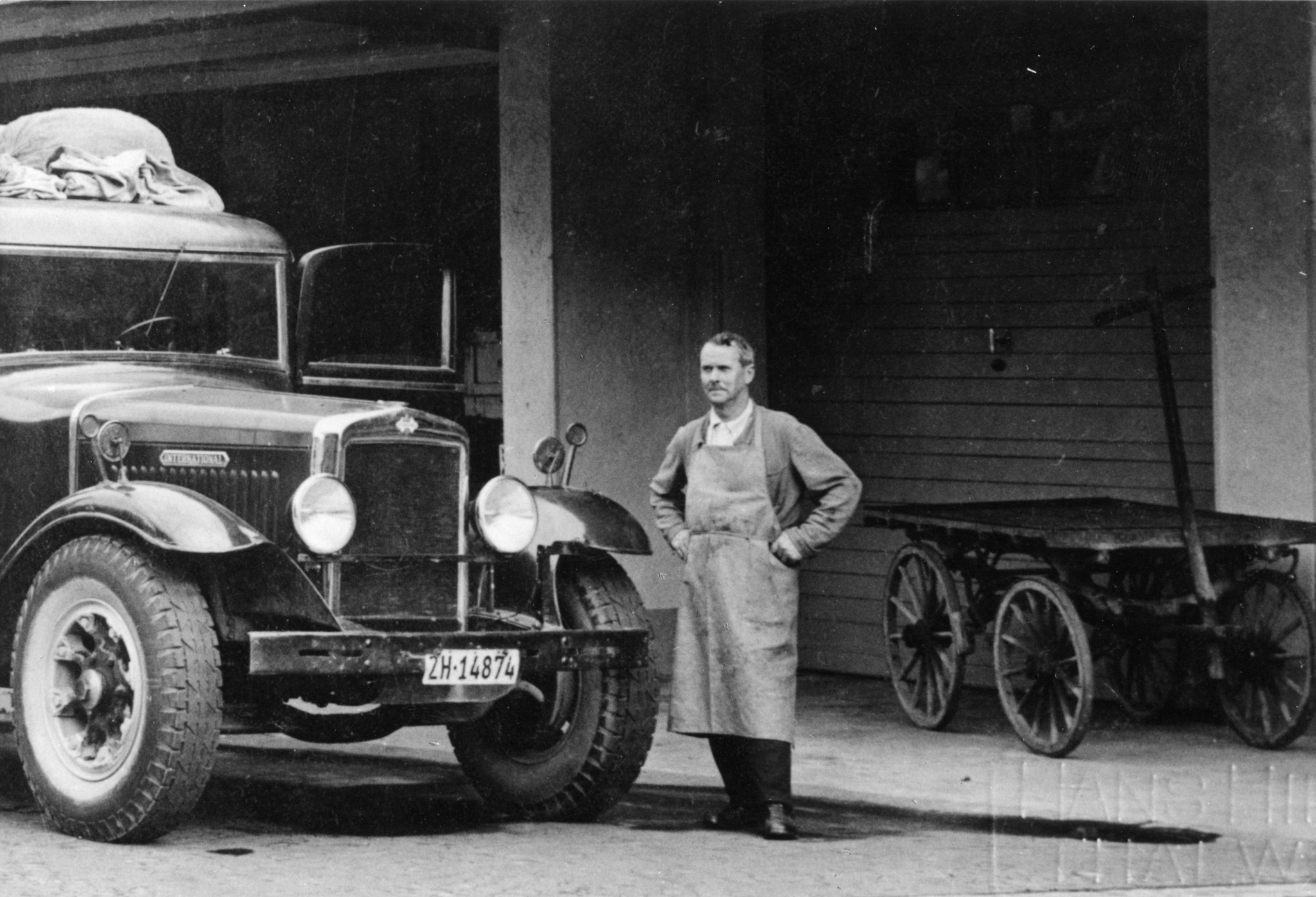 Mann bei älterem Lieferwagen des Lebensmittelvereins Zürich