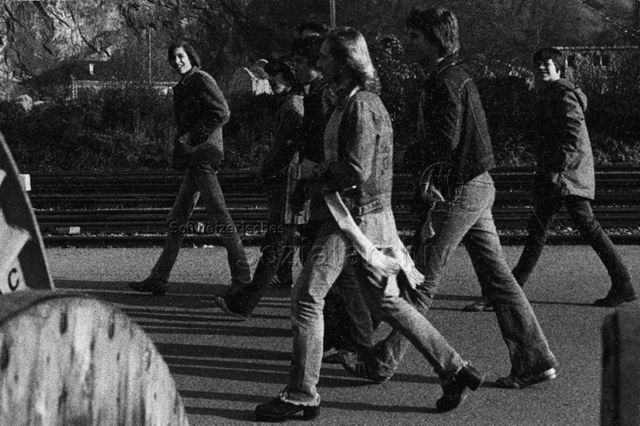 "Jugendliche" - Jugendliche mit langen Haaren und Jeansjacken unterwegs; 1979