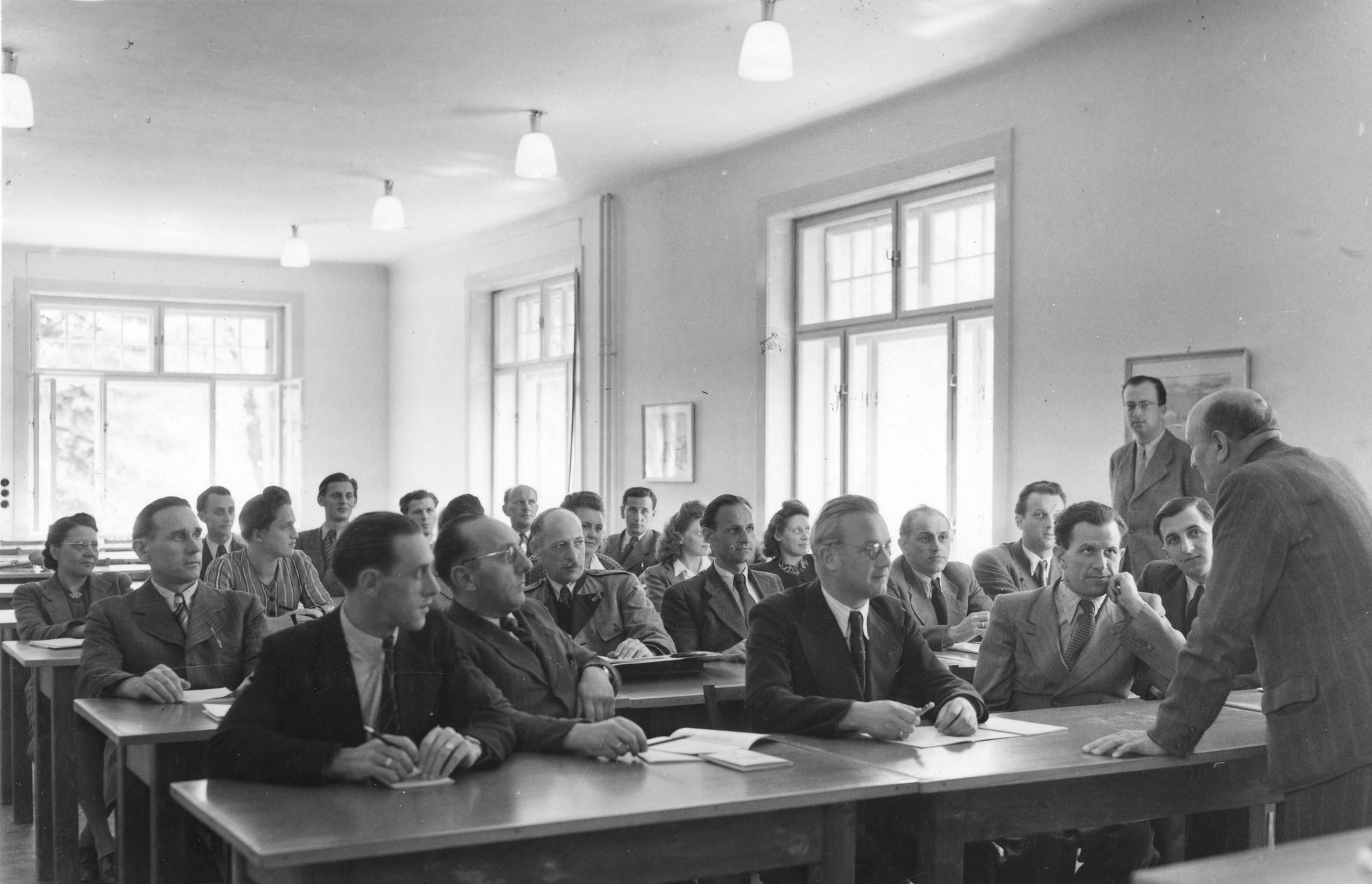 "Lehrsaal [im] Schulungshaus Neuwaldegg des OeGB, Oberösterreich [bei Wien]", Gewerkschaftsler und Gewerkschaftlerinnen bei einer Ausbildung, um 1950