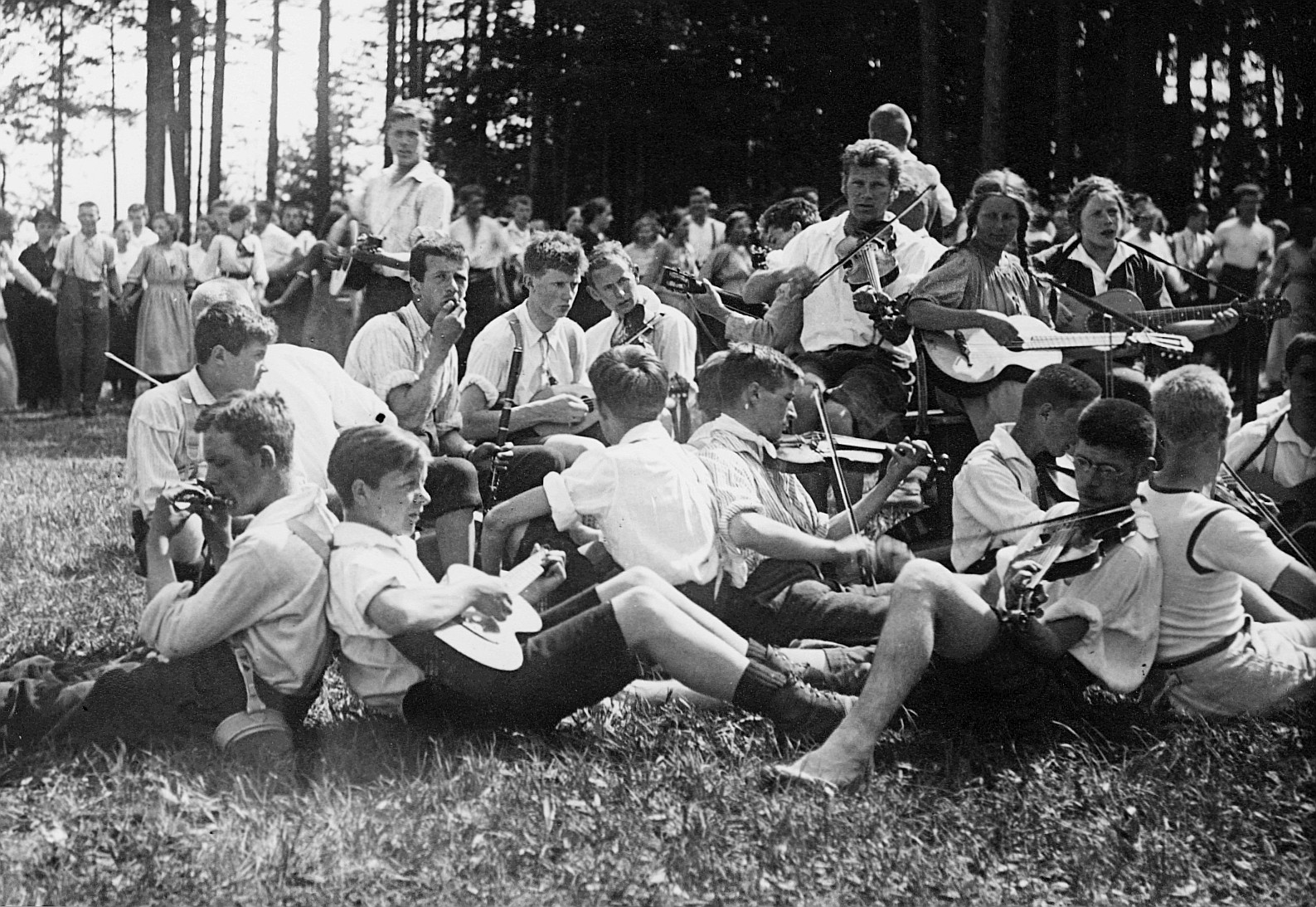 Wandervogel-Landsgemeinde: Rosinli bei Adetswil, Züricher Oberland - Bild vom Tanzen und Musizieren (Gitarre, Geige, Querflöte) (191