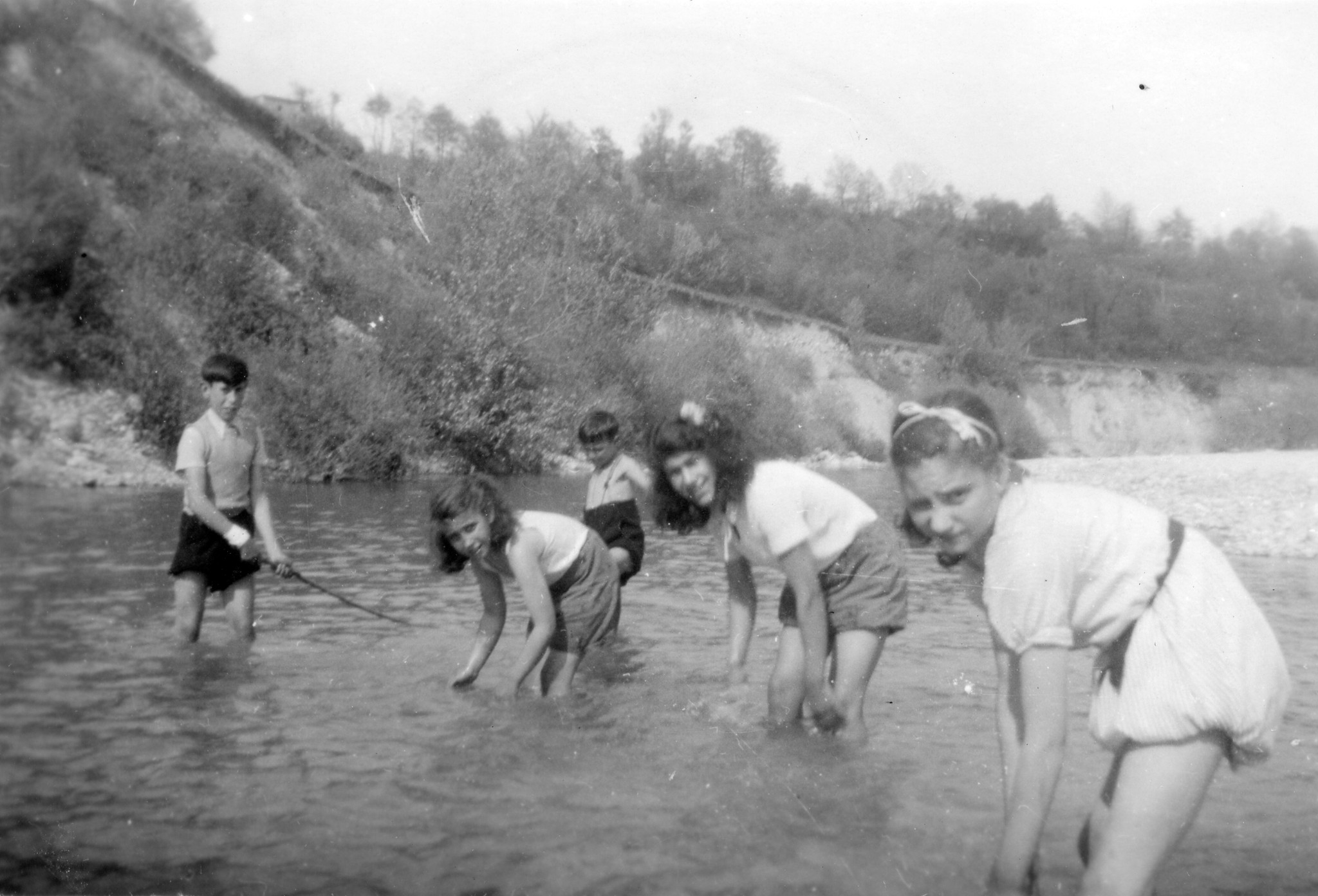 Kinder planschen im Wasser eines Flusses