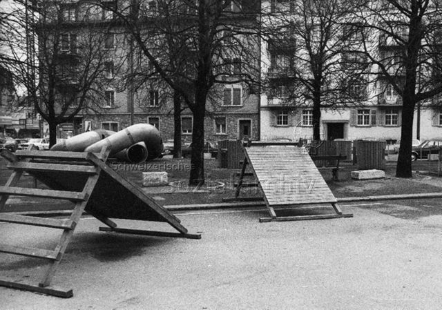 "Spielstrasse, Zentral-/Sihlfeldstrasse, Provisorium" - Kletterbrücken, Kriechröhre; 1974