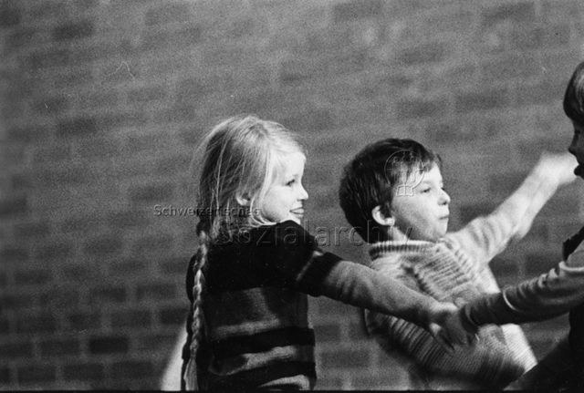 "Kindergarten" - Kinder beim Spielen; um 1980
