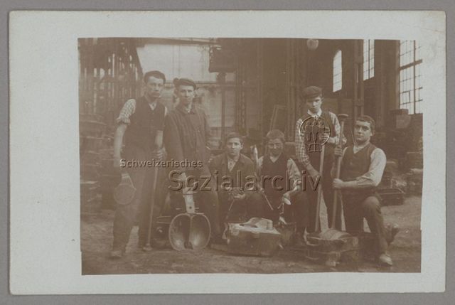 Lehrlinge in einer Giesserei, vermutlich Ostschweiz/Kanton TG (Vermerk Roland Gretler: "Kinderarbeit"), um 1910