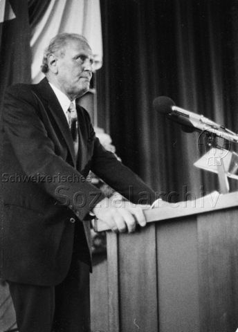 Veranstaltung - Willi Ritschard steht am Rednerpult; um 1975