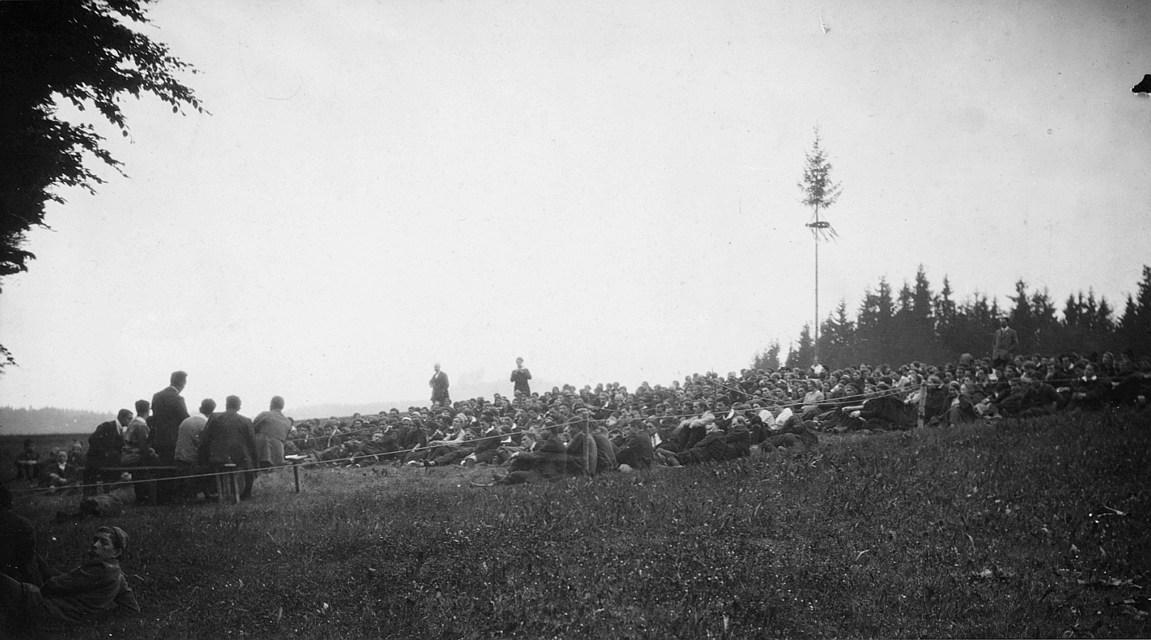 Wandervogel-Landsgemeinde auf dem Bantiger bei Bern - Verhandlungen an der Landsgemeinde (1914)