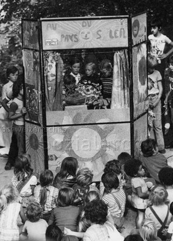 "Spielaktion Le Lignon GE" - Kinder bei einer Vorführung; 1975