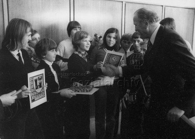 Besuch von Willi Ritschard - Der Bundesrat wird von den Kindern begrüsst; 1978
