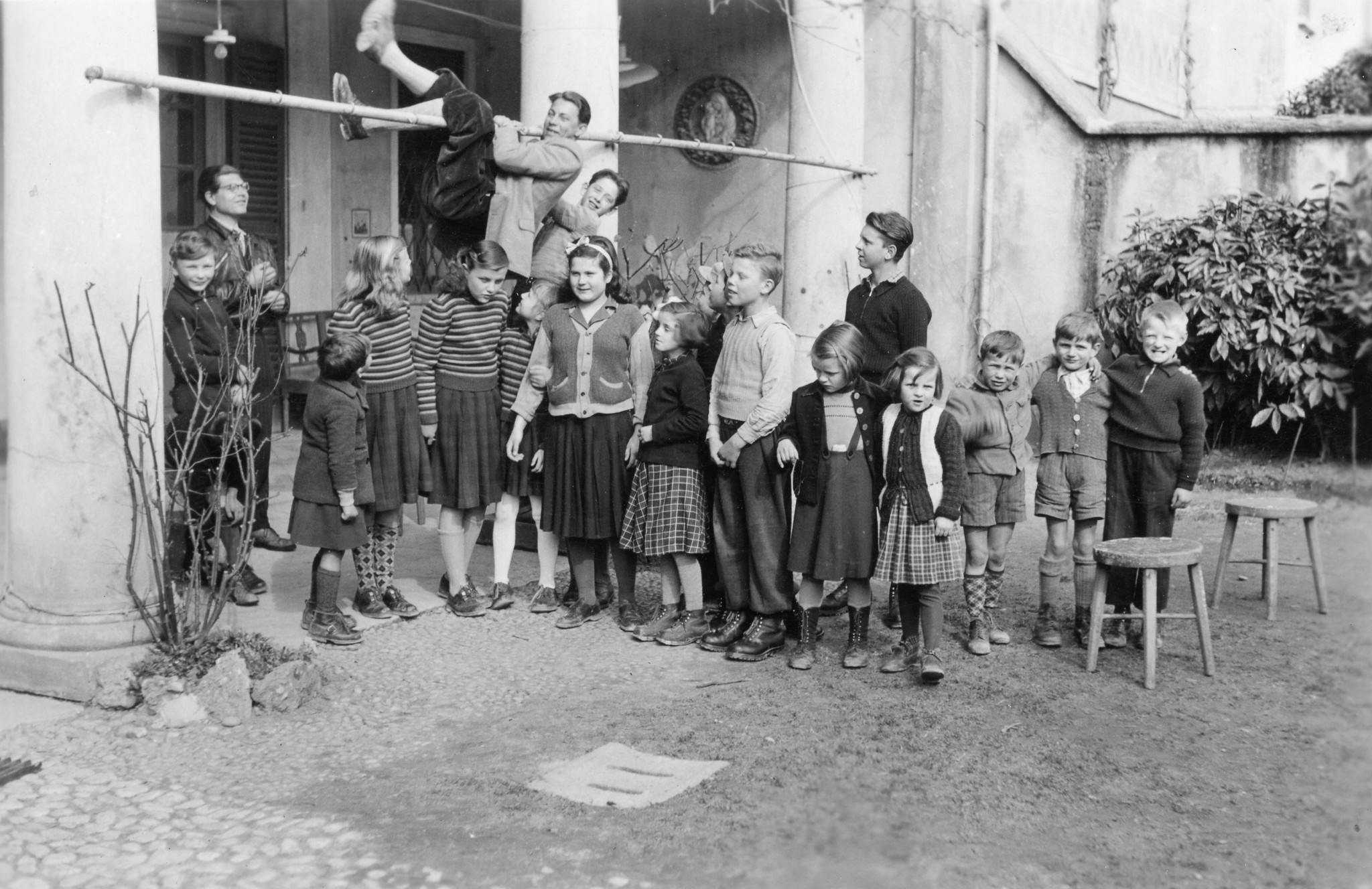Tschechische Kinder in Brusata, Dezember 1951 bis März 1952; eine Gruppe von Kindern posieren vermutlich im Hinterhof eines Kinderheims