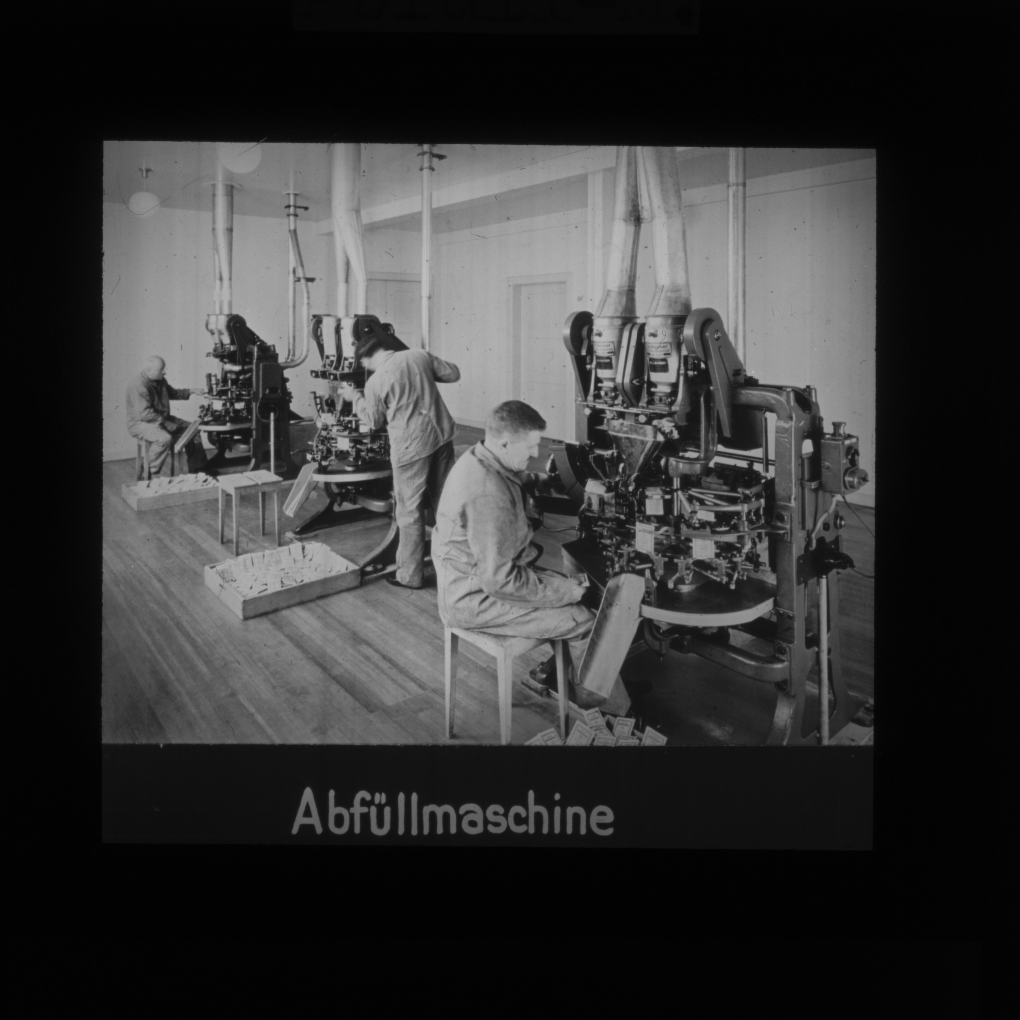 Dia: Arbeiter an Abfüllmaschinen: "Abfüllmaschine".