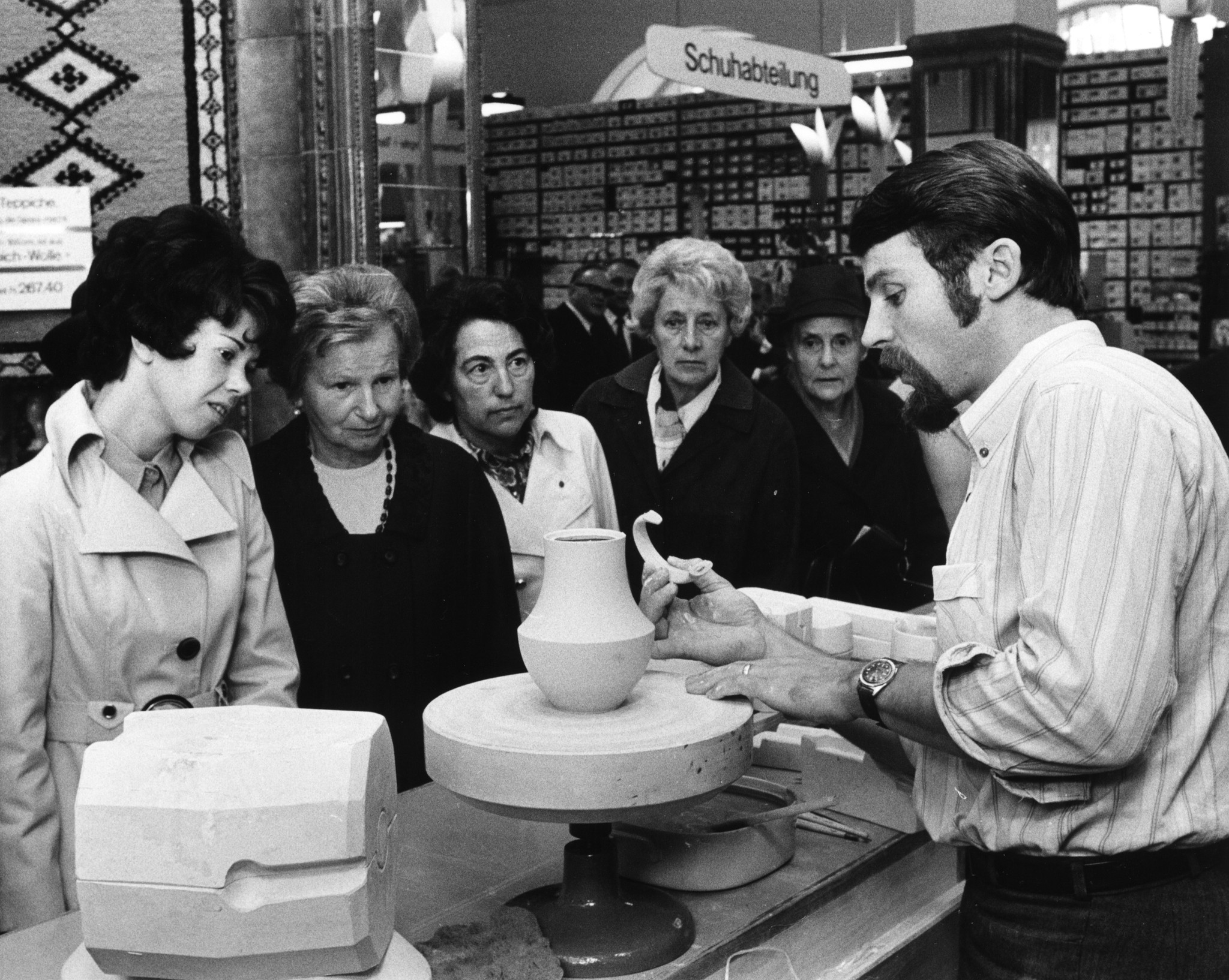 Demonstration der Herstellung eines Kruges in einem Warenhaus