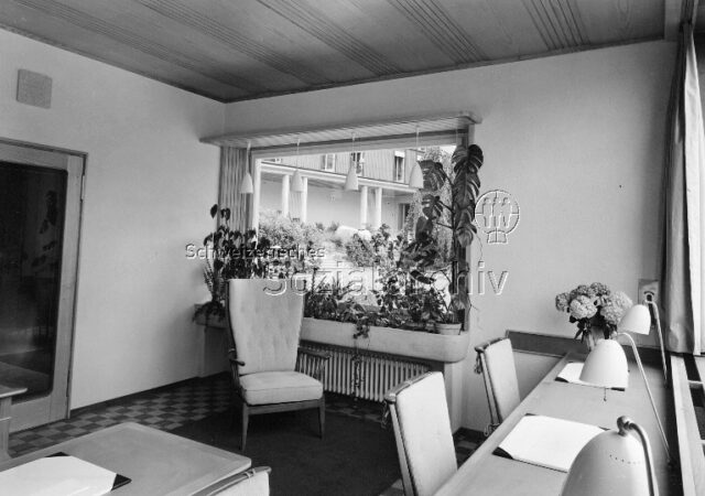 Im neu eröffneten Ferienheim Rotschuo ob Gersau (24. Juni 1950) - Aufenthaltsraum, Schreibtisch