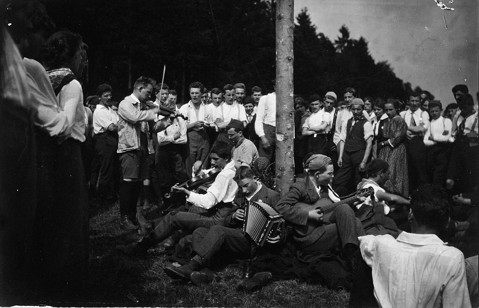 Wandervogel-Landsgemeinde auf dem Bantiger bei Bern - Musik um den Maibaum (Gitarre, Geige, Akkordeon) (1914)
