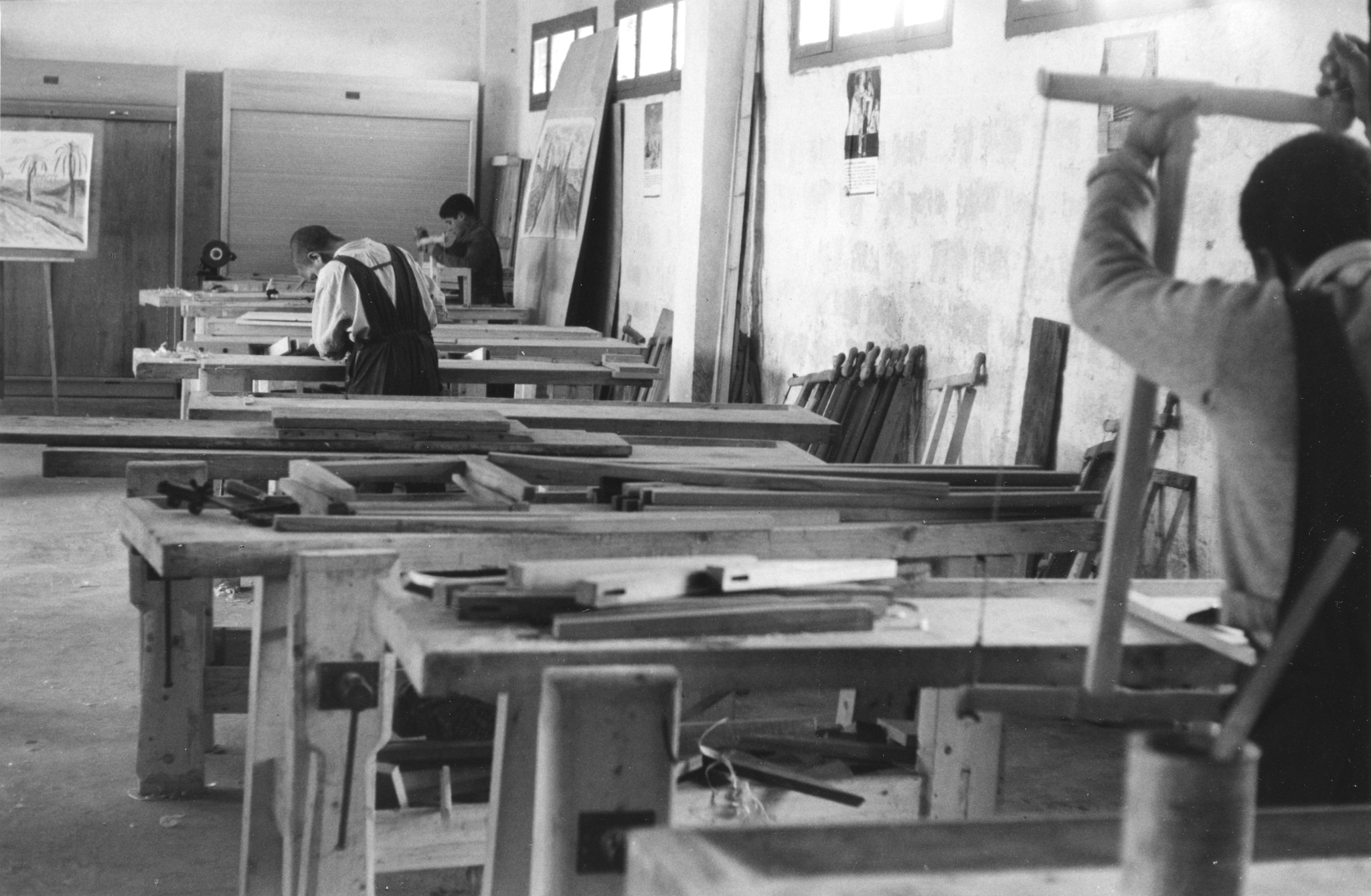"Schweiz. Arbeiter-Hilfswerk: Berufsbildungszentrum "Aissat Idir" in La Marsa (Tunis): In der Schreiner-Werkstätte"; zwei Knaben arbeiten in der Werkstatt